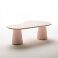 Table basse rose pâle à plateau organique et deux pieds cannelés