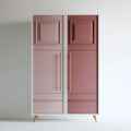Armoire rose grisé et bordeaux à deux portes moulurées