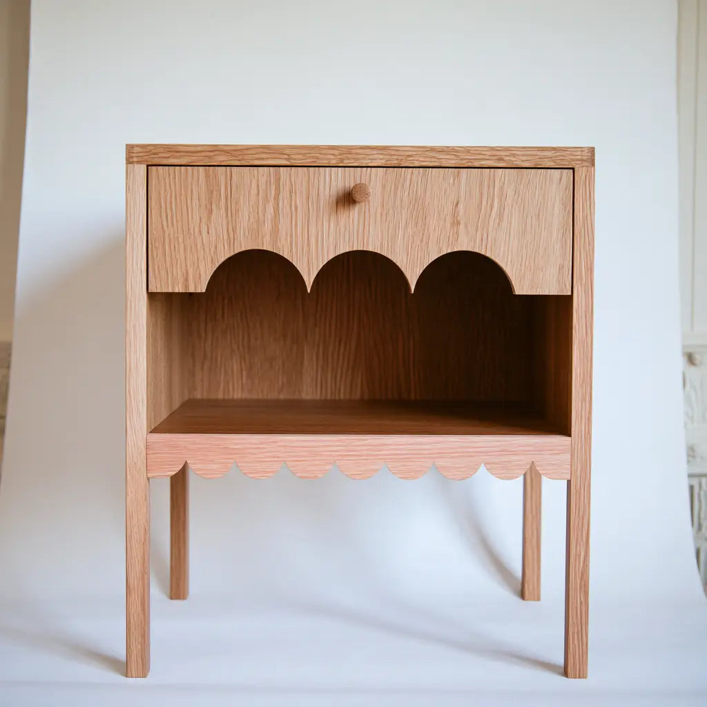 Meuble d'appoint beige à tiroir festonné et niche ouverte