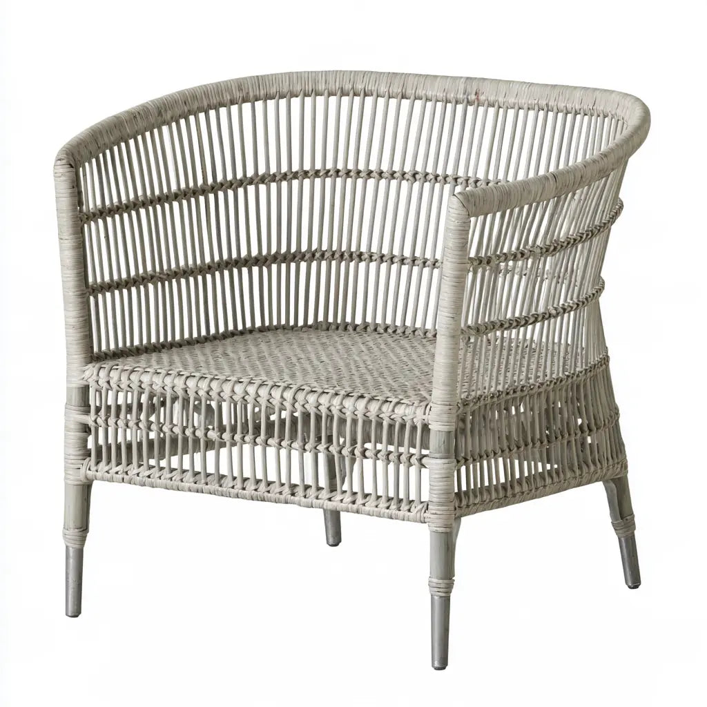 Chaise gris beige tressée à dossier arrondi et accoudoirs